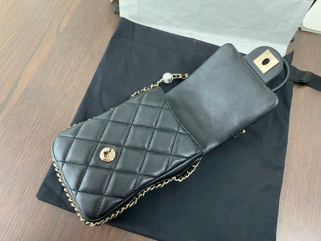 Сумка для телефона Chanel CF Pearl из коллекции Весна/Лето 2020 - Черная