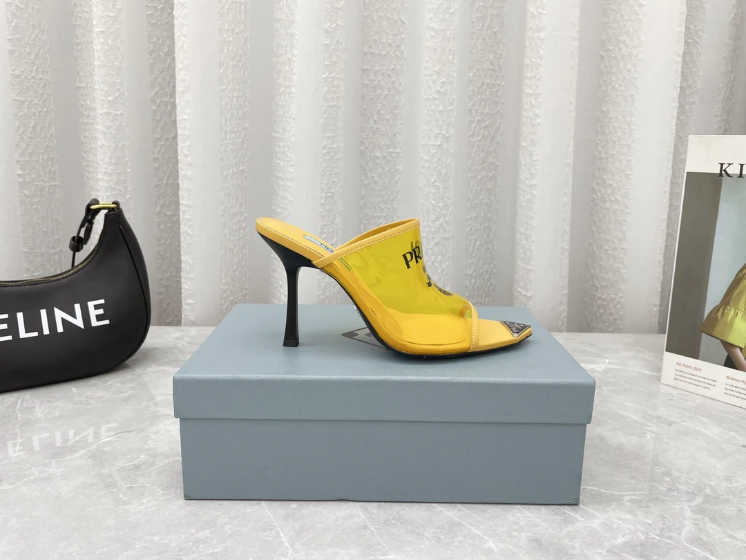 Обувь Prada - туфли Prada с острым носком и треугольным логотипом - босоножки на шпильке - желтые