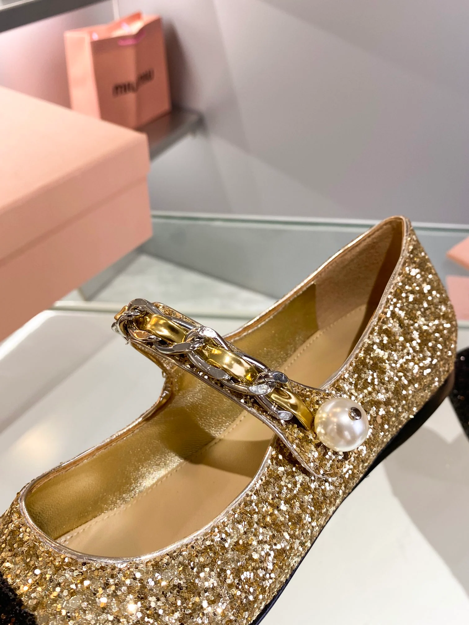 Новинка осенне-зимней коллекции Miu Miu 2023 — балетки со стразами — золотые.