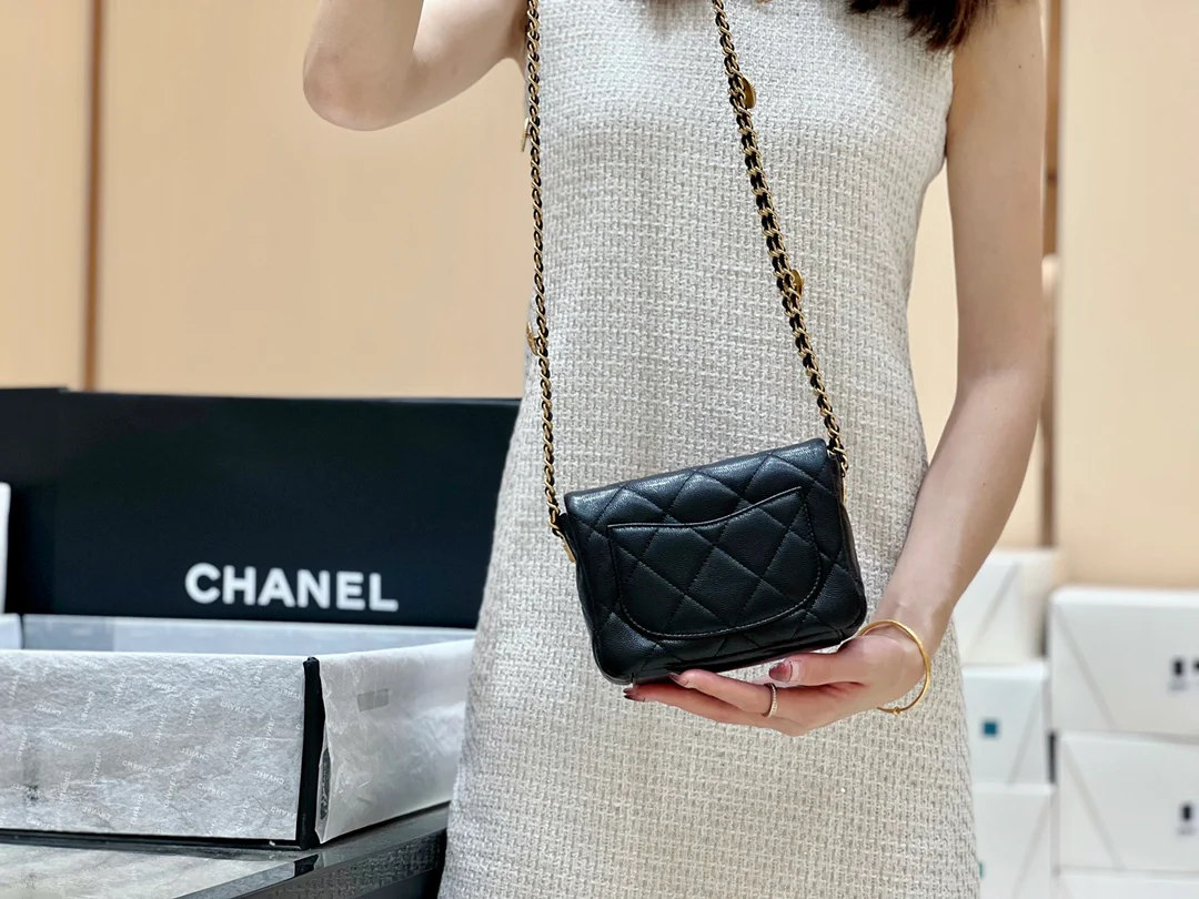 Сумка Chanel CF с цепочкой и монетками — зернистая телячья кожа — маленькая — черная — фотографии, демонстрирующие, как она выглядит на руке.