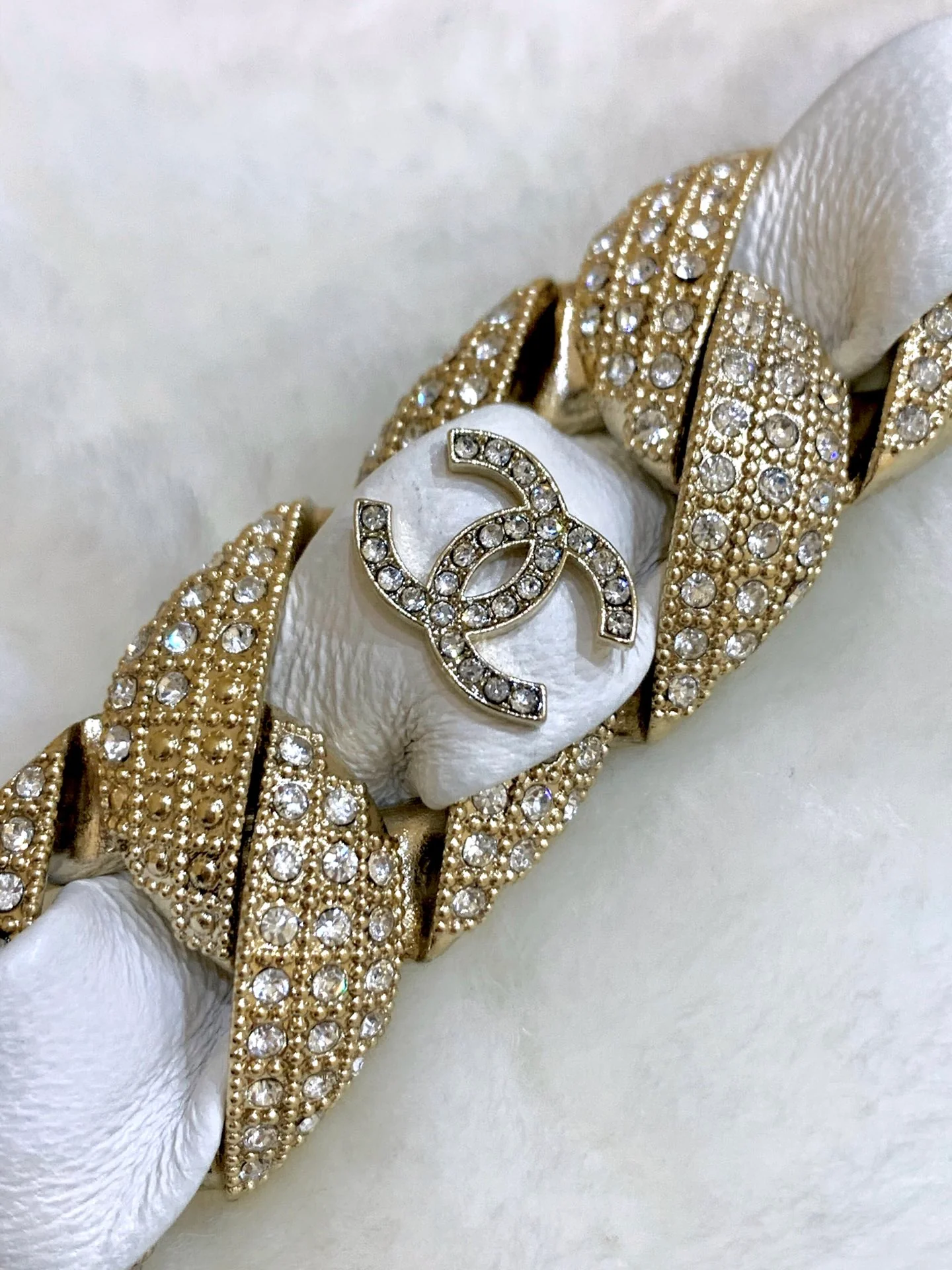 Сумка Chanel из овчины с бриллиантовой цепочкой