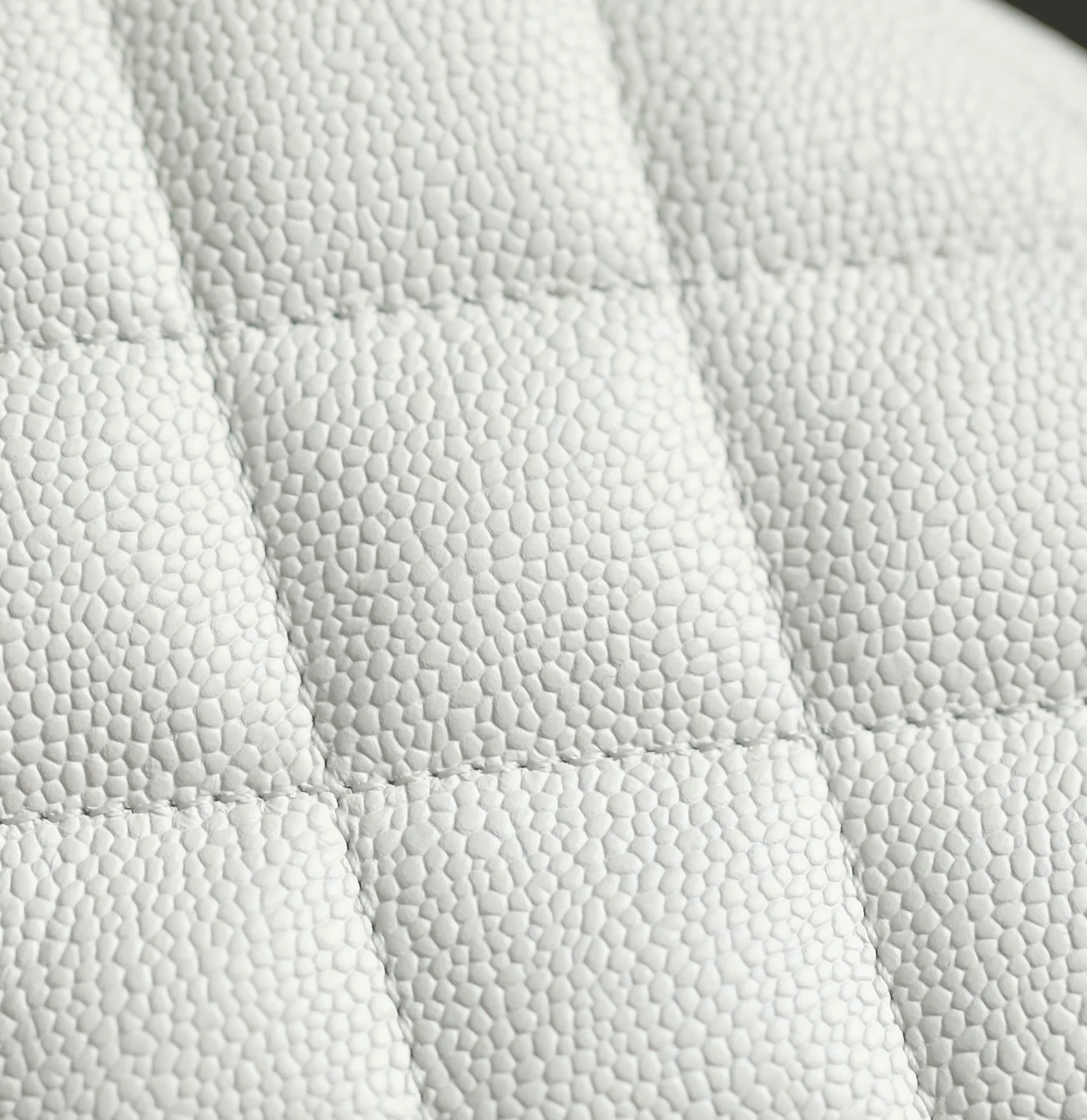 Новинка сезона весна/лето 2023 от Chanel - сумка-хобо в форме сердца - маленькая - белая