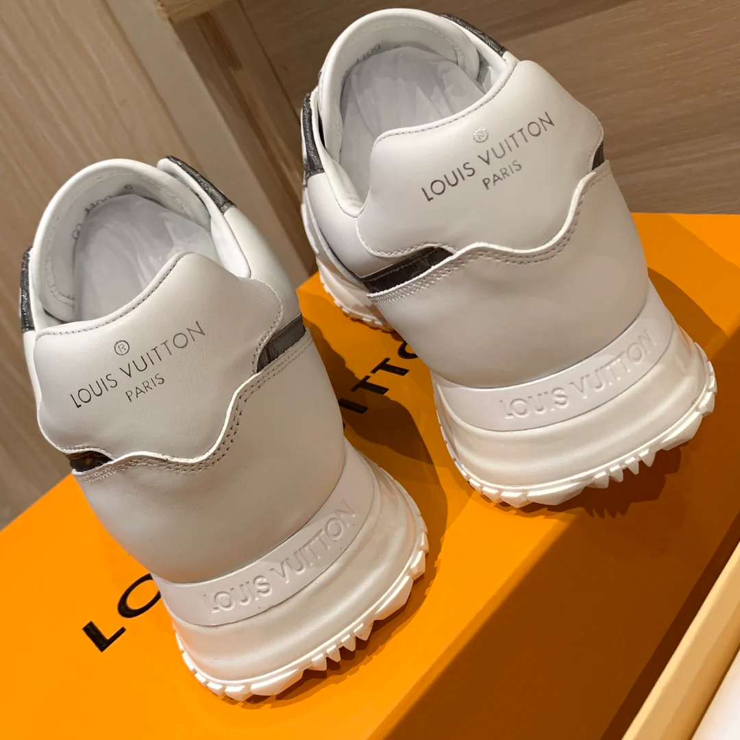 LV - Спортивная и повседневная обувь - Белая с переливающимся узором.