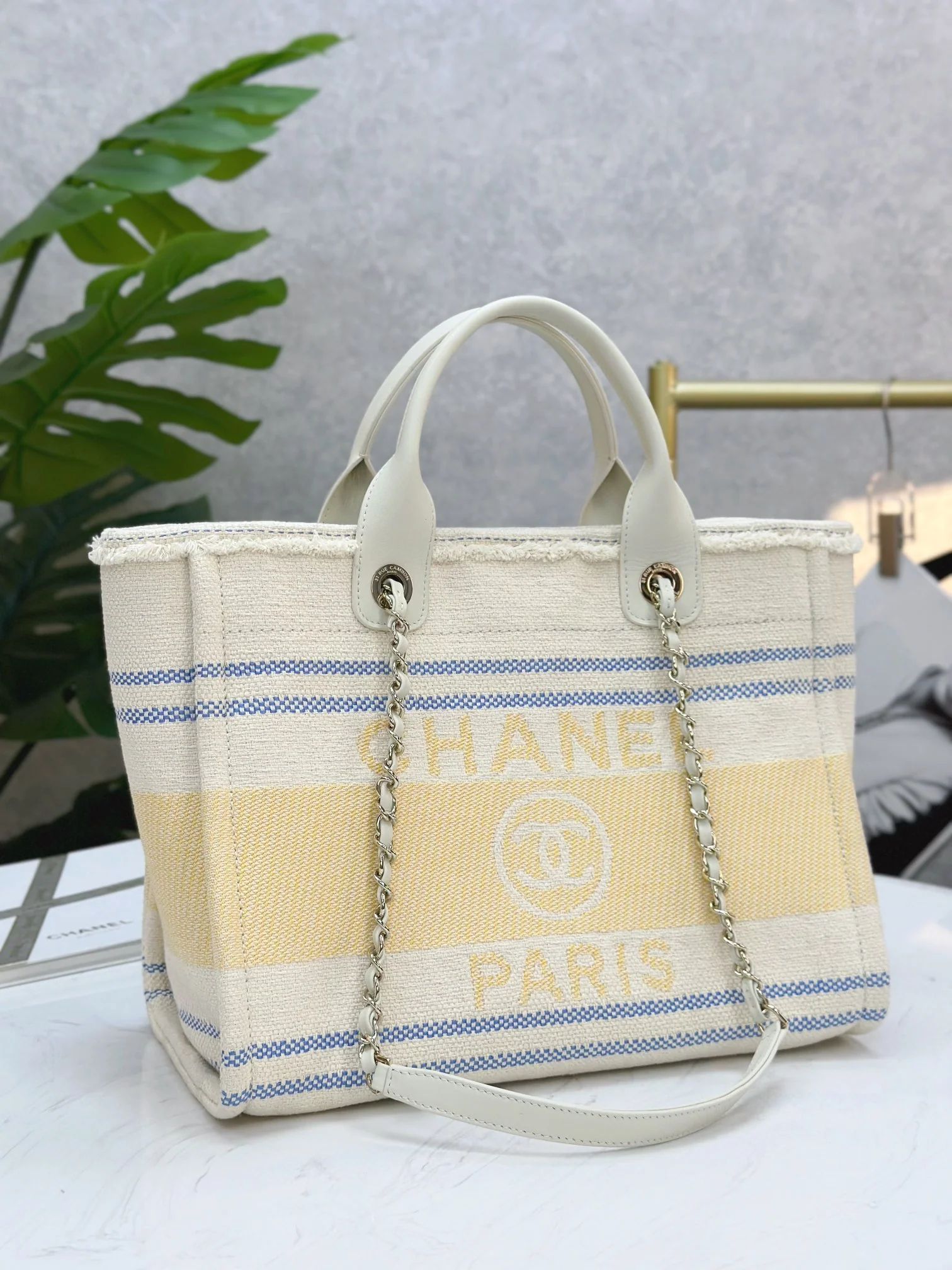 Пляжная сумка Chanel 25c, косметичка, ярко-желтая.