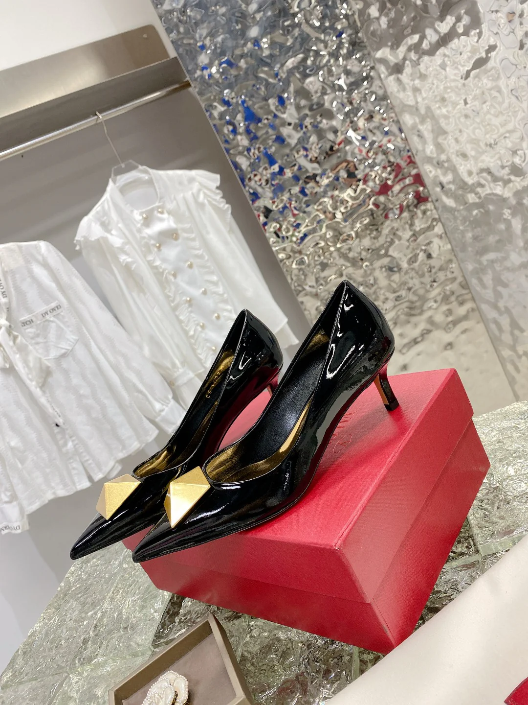 Valentino - Новинка начала осени 2022 года - Туфли на среднем каблуке с заклепками