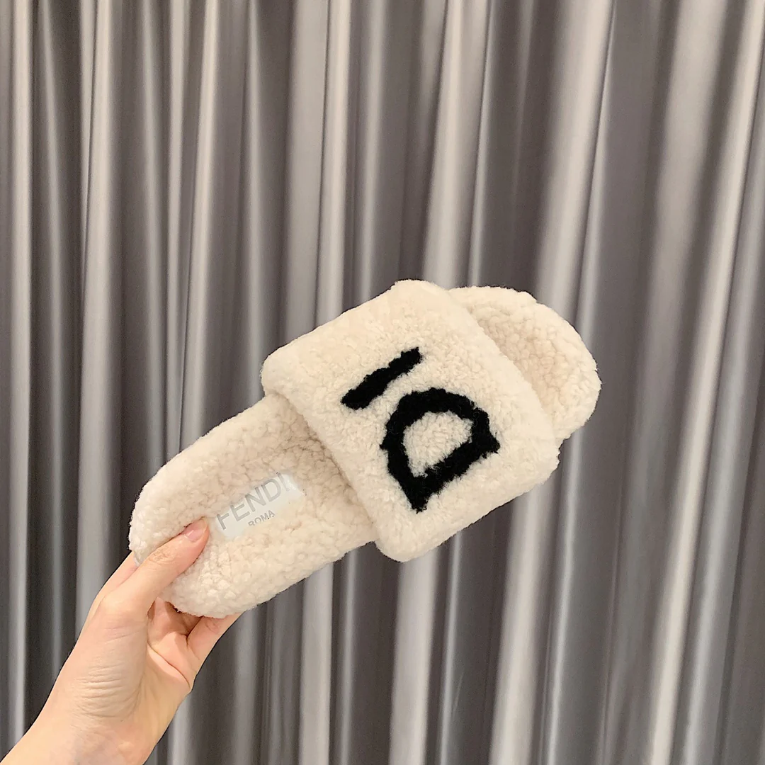 Fendi - Тапочки из овечьей шерсти - Белые с черной надписью