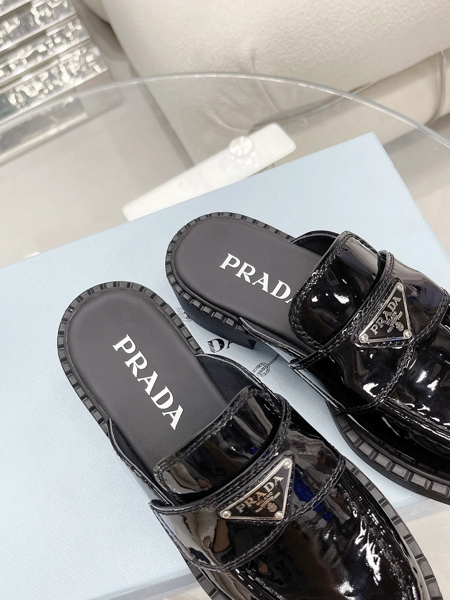 Коллекция Prada 2022 года с подиума - Лоферы на платформе