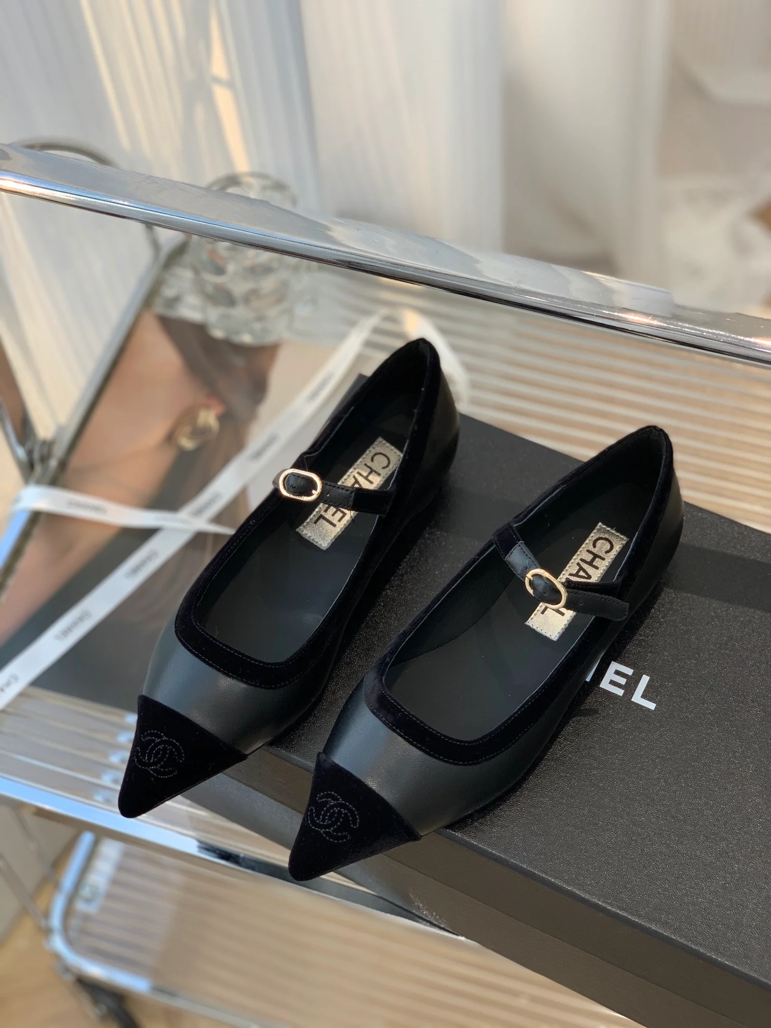 Туфли ?Мэри Джейн? от Chanel — бархат с отделкой из овечьей кожи — серые.