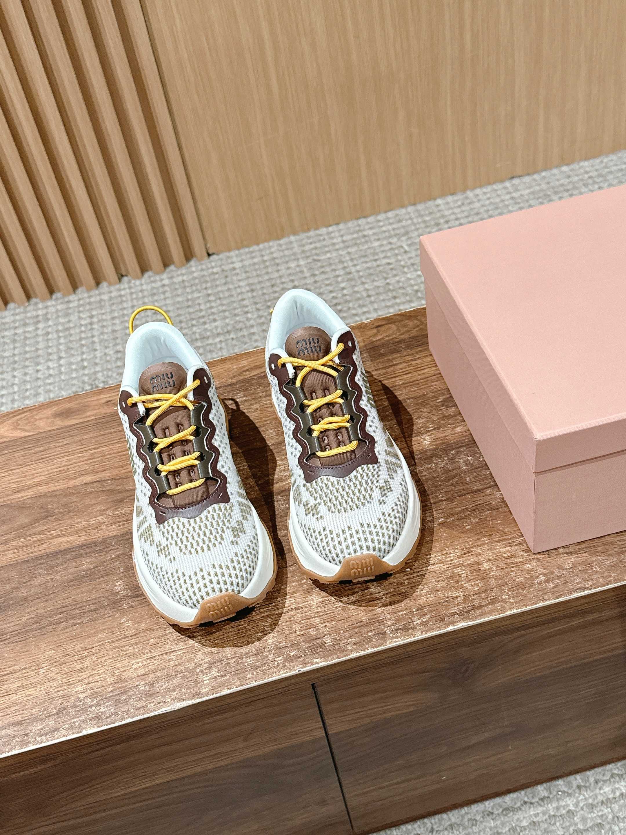 Кроссовки на платформе Miu Miu - коричневые