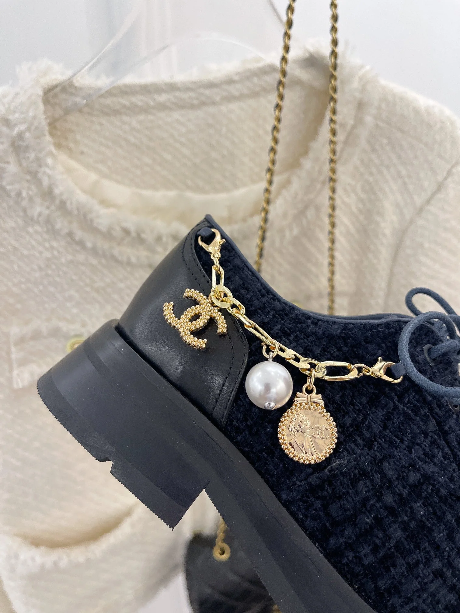 Новинка сезона осень/зима 2023 от Chanel - Лоферы с цепочкой - Синие