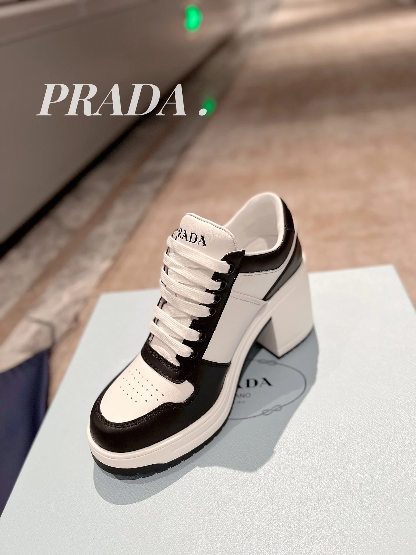 Новинка весны 2022 года от Prada - Спортивные туфли на массивном каблуке - Черные
