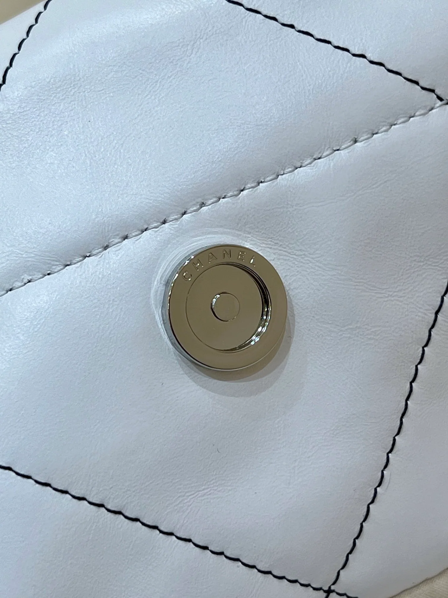 Сумка Chanel из круизной коллекции 2023 года - модель 22bag - белая с черной строчкой.