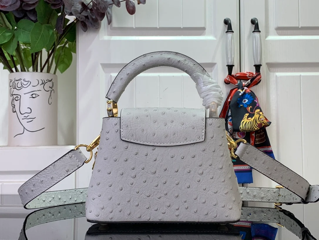 Миниатюрная кожаная сумочка LV Capucines с жемчужной цепочкой - серая.