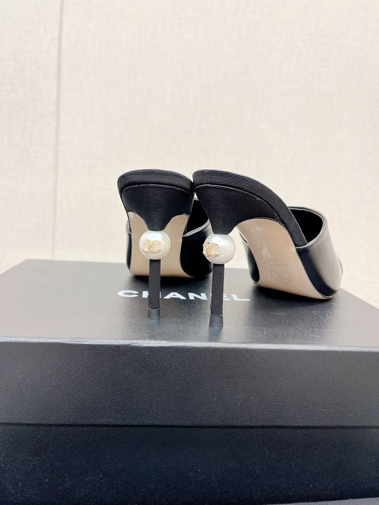 Босоножки на высоком каблуке Chanel Coco Pearl - 8-5 см - черные