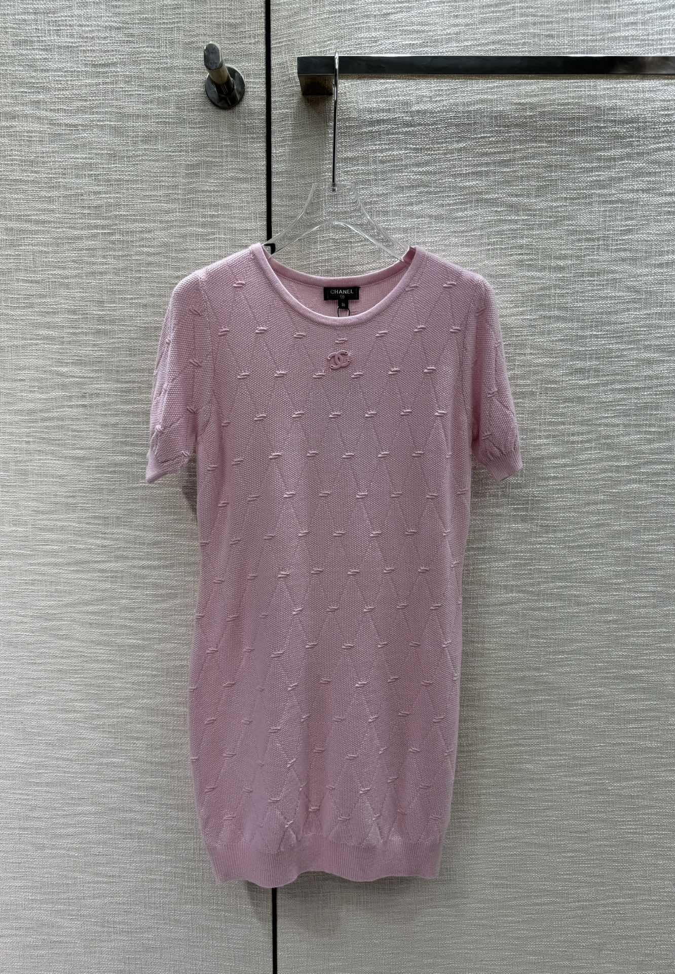 Chanel 2403 - Стеганое трикотажное платье с короткими рукавами - Розовое