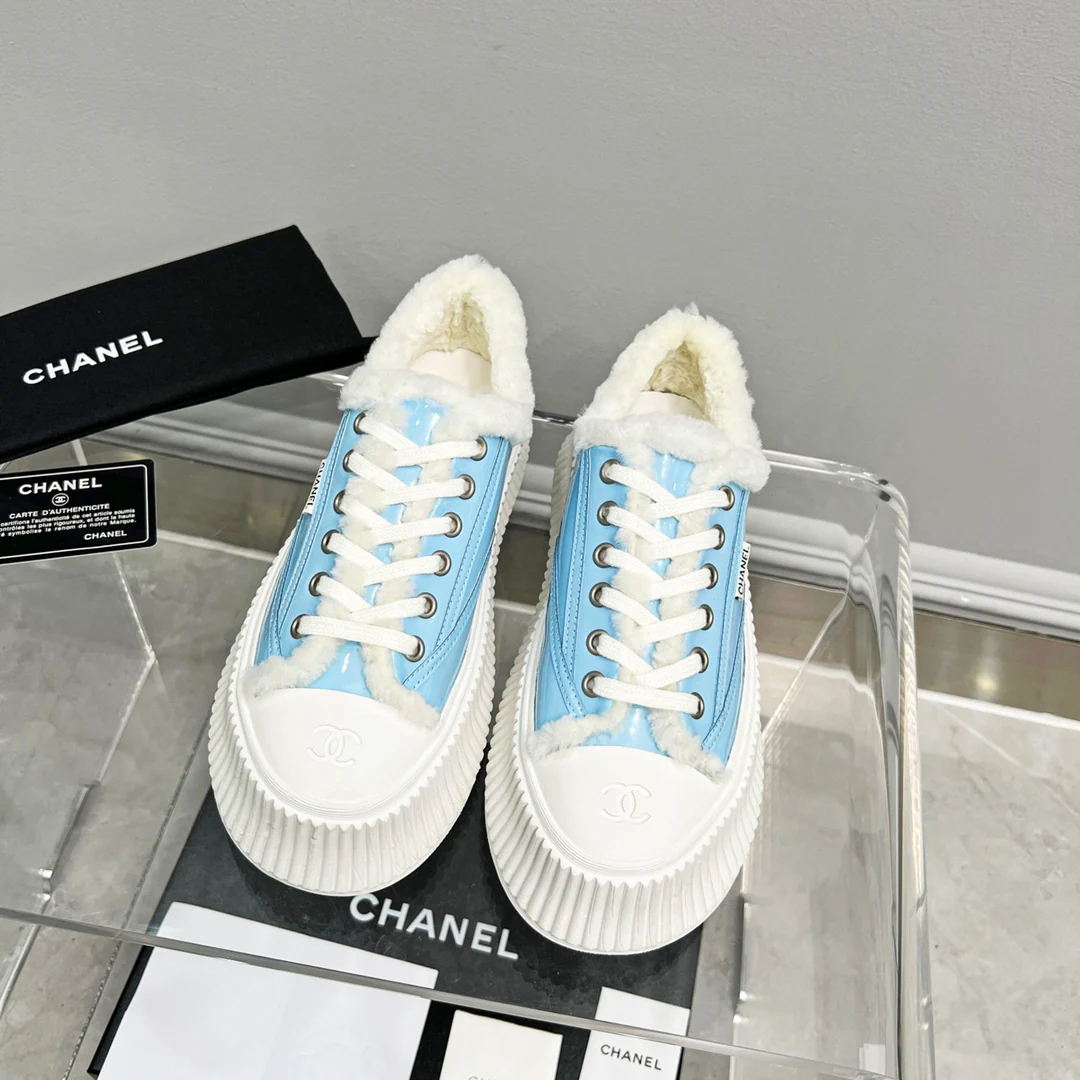 Весенняя коллекция Chanel 2022 — Повседневные туфли на платформе с меховой отделкой — Синие