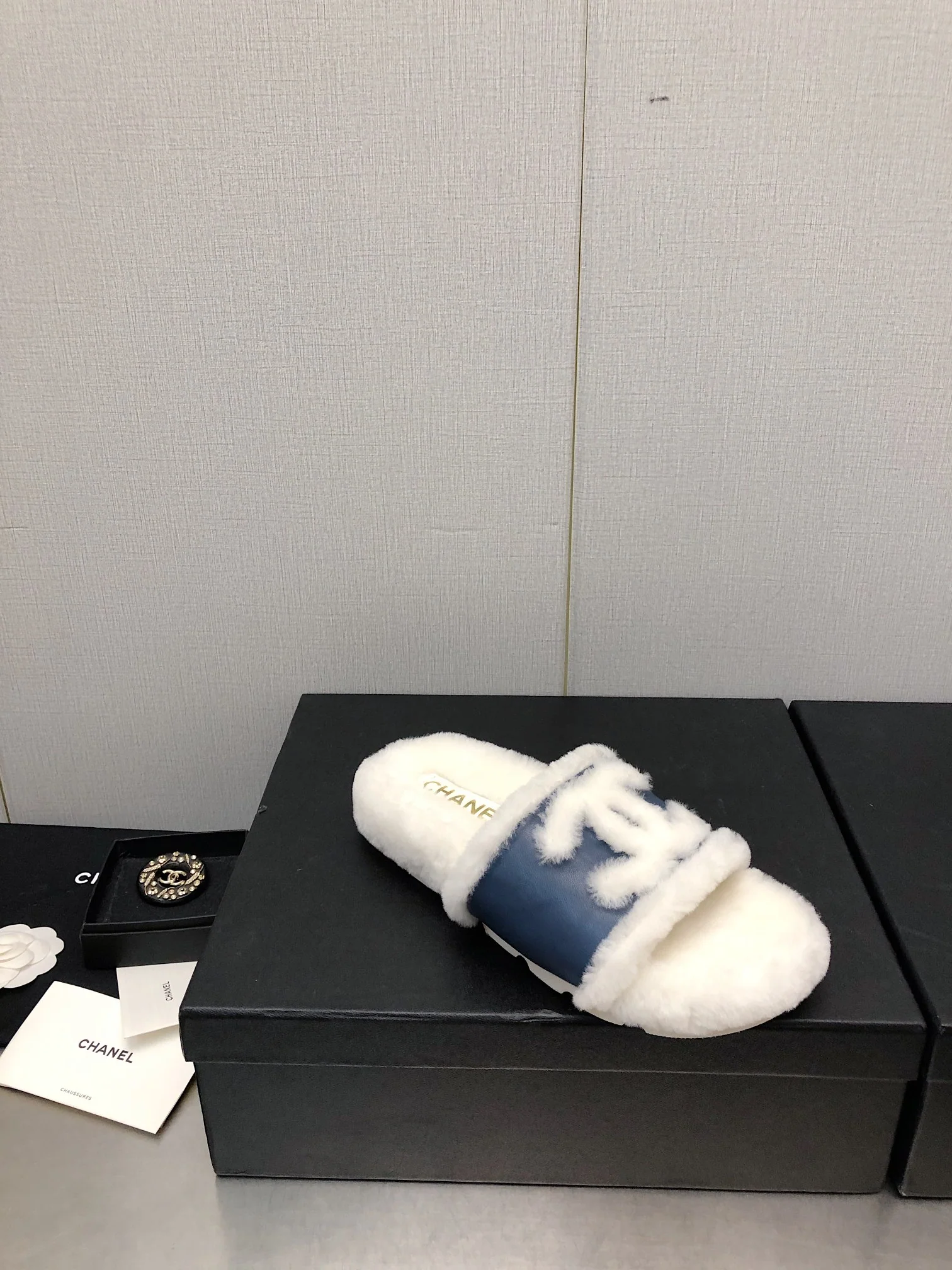 Новинка сезона осень/зима 2023 от Chanel - шерстяные тапочки в клетку - кожаные, синие.