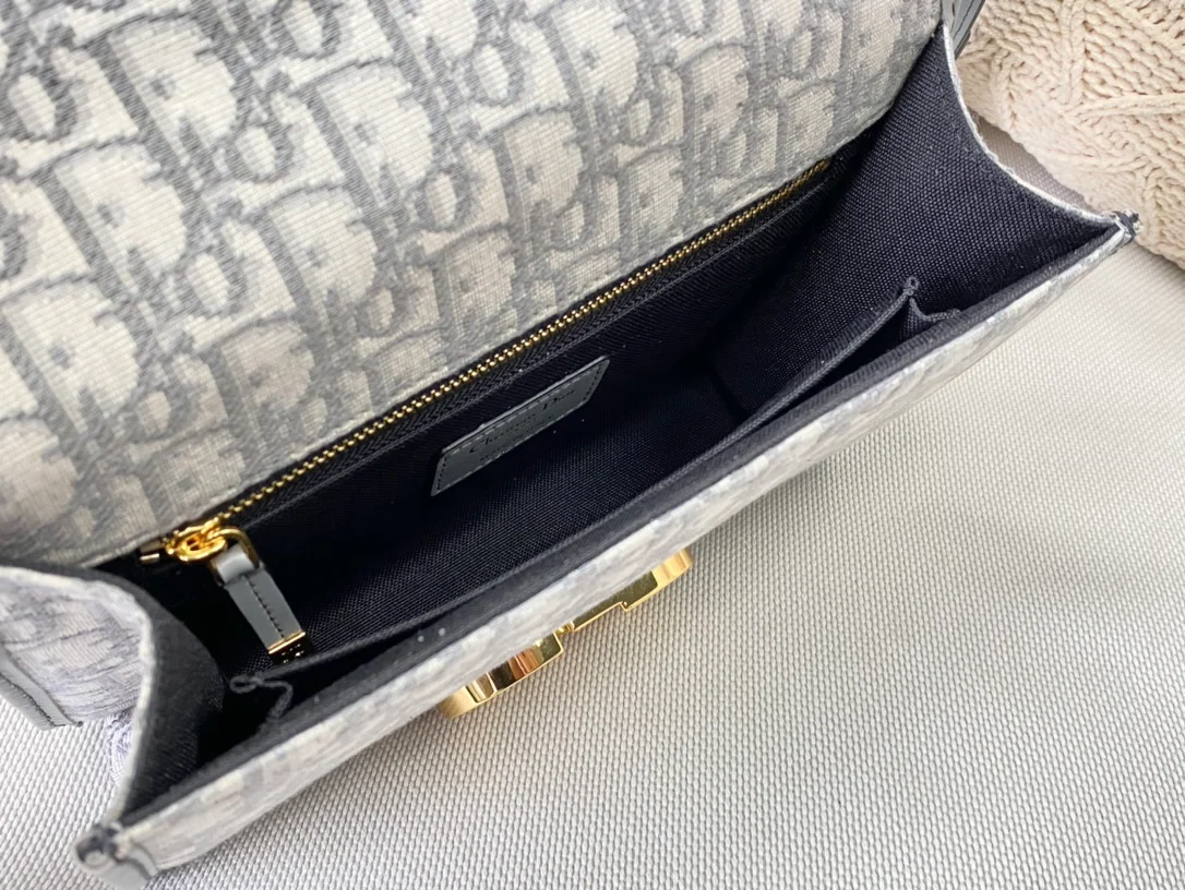 Новинка лета от Chanel - сумка Montaigne - 24 см