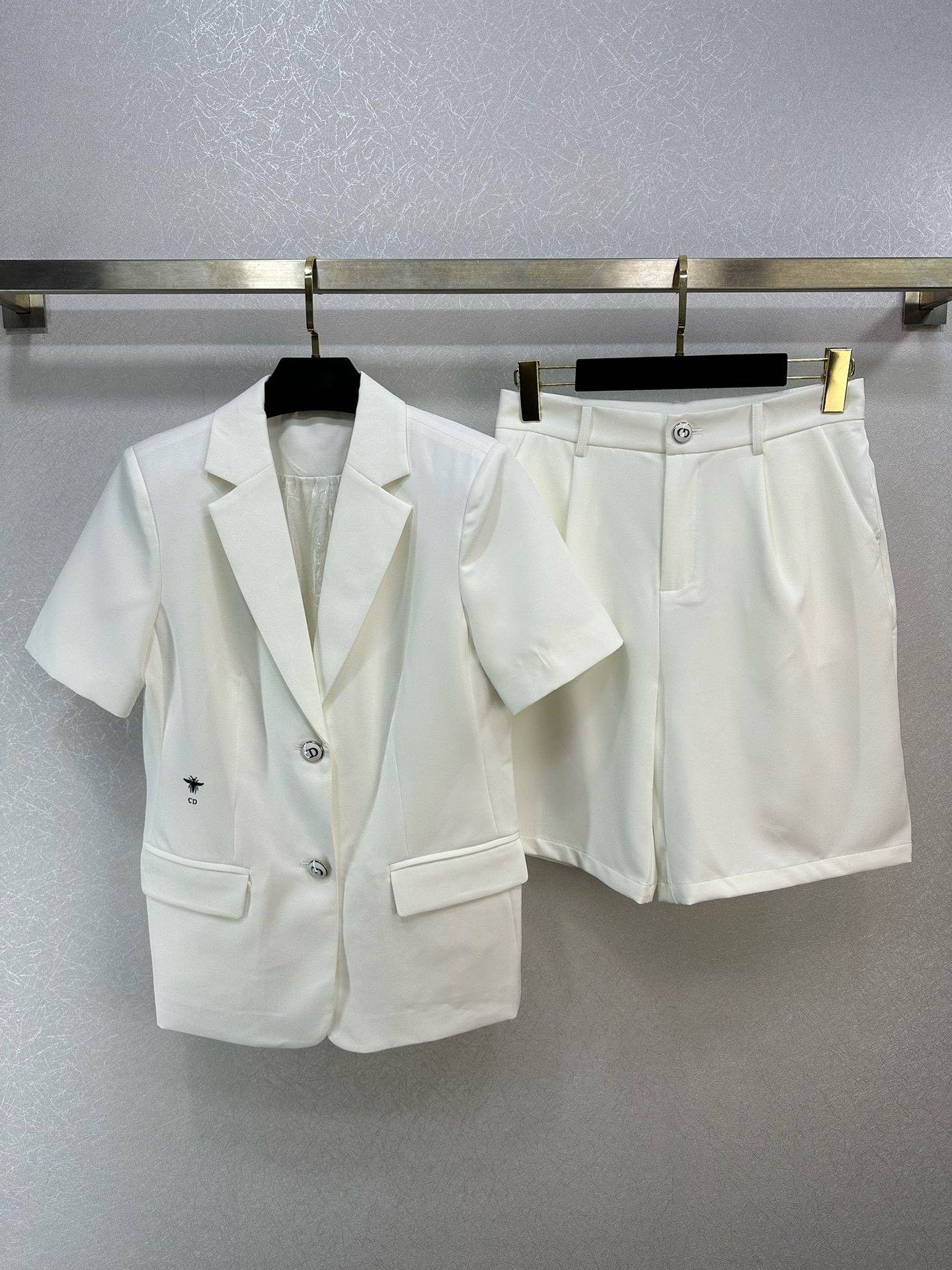 Легкий повседневный костюм Dior 2403 белого цвета.