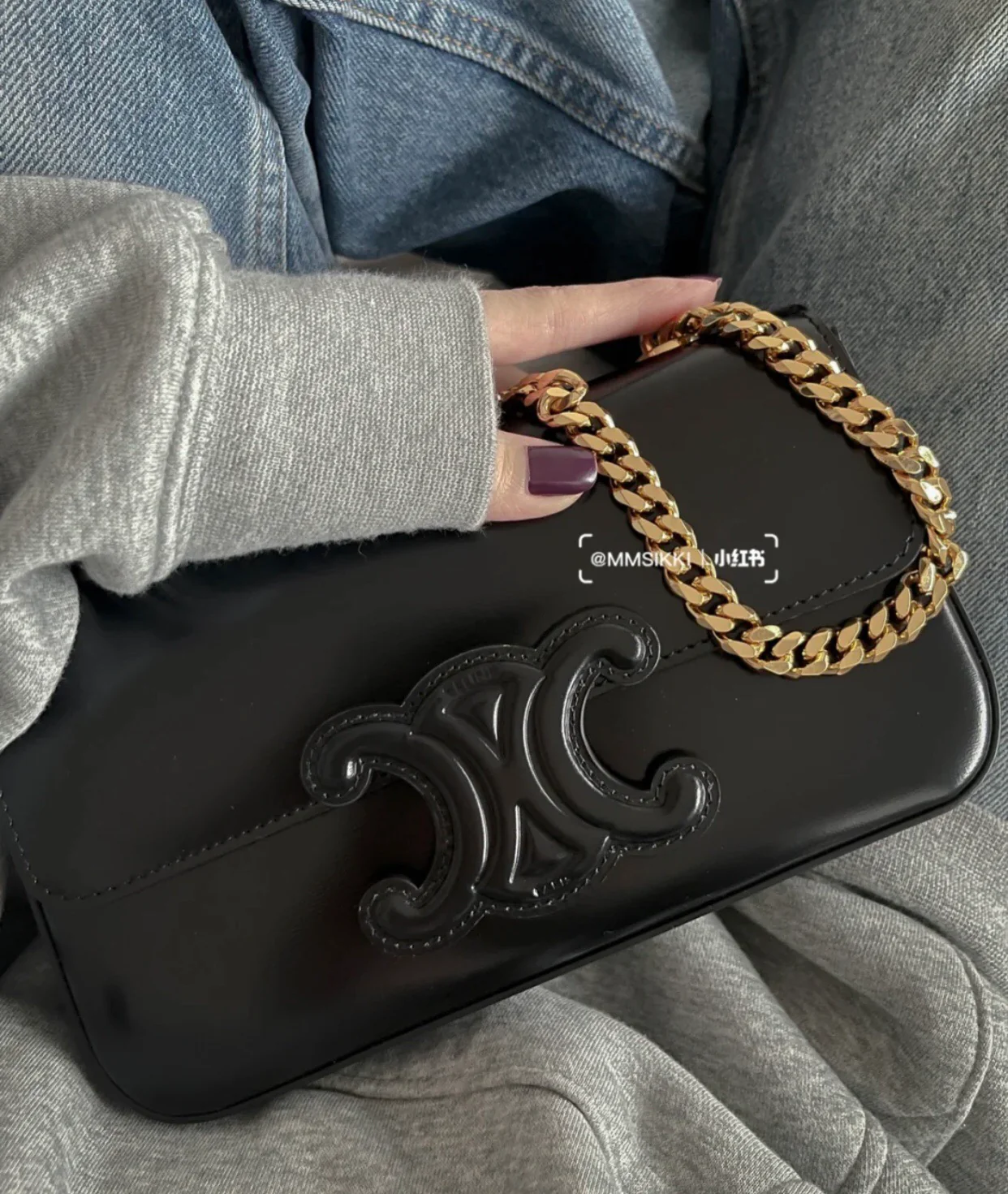 Сумка Celine Triomphe на плечо из глянцевой телячьей кожи с цепочкой — фотографии вживую.