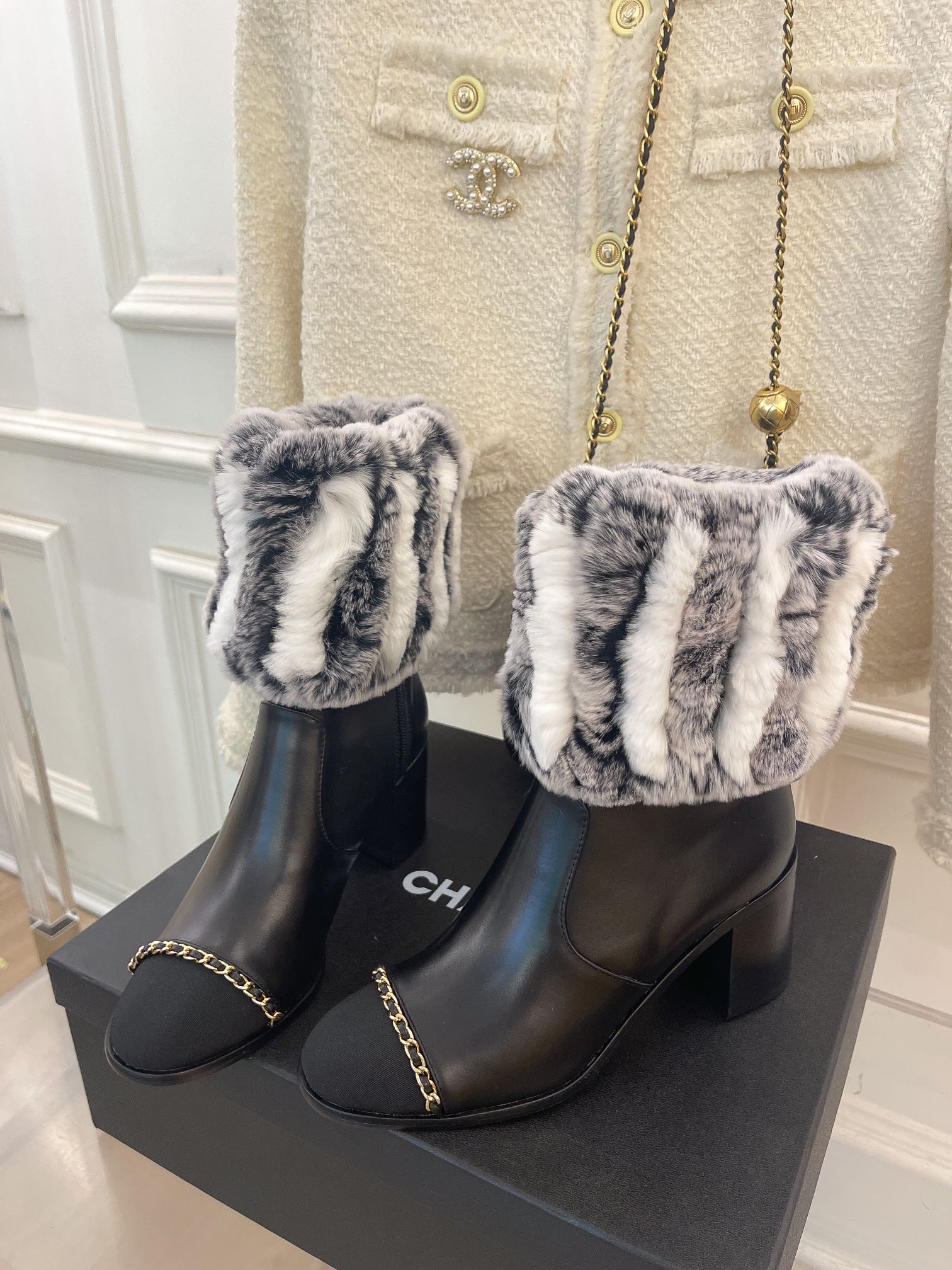 Новинка весны 2022 года от Chanel - Ботильоны на массивном каблуке с меховой отделкой - Черные