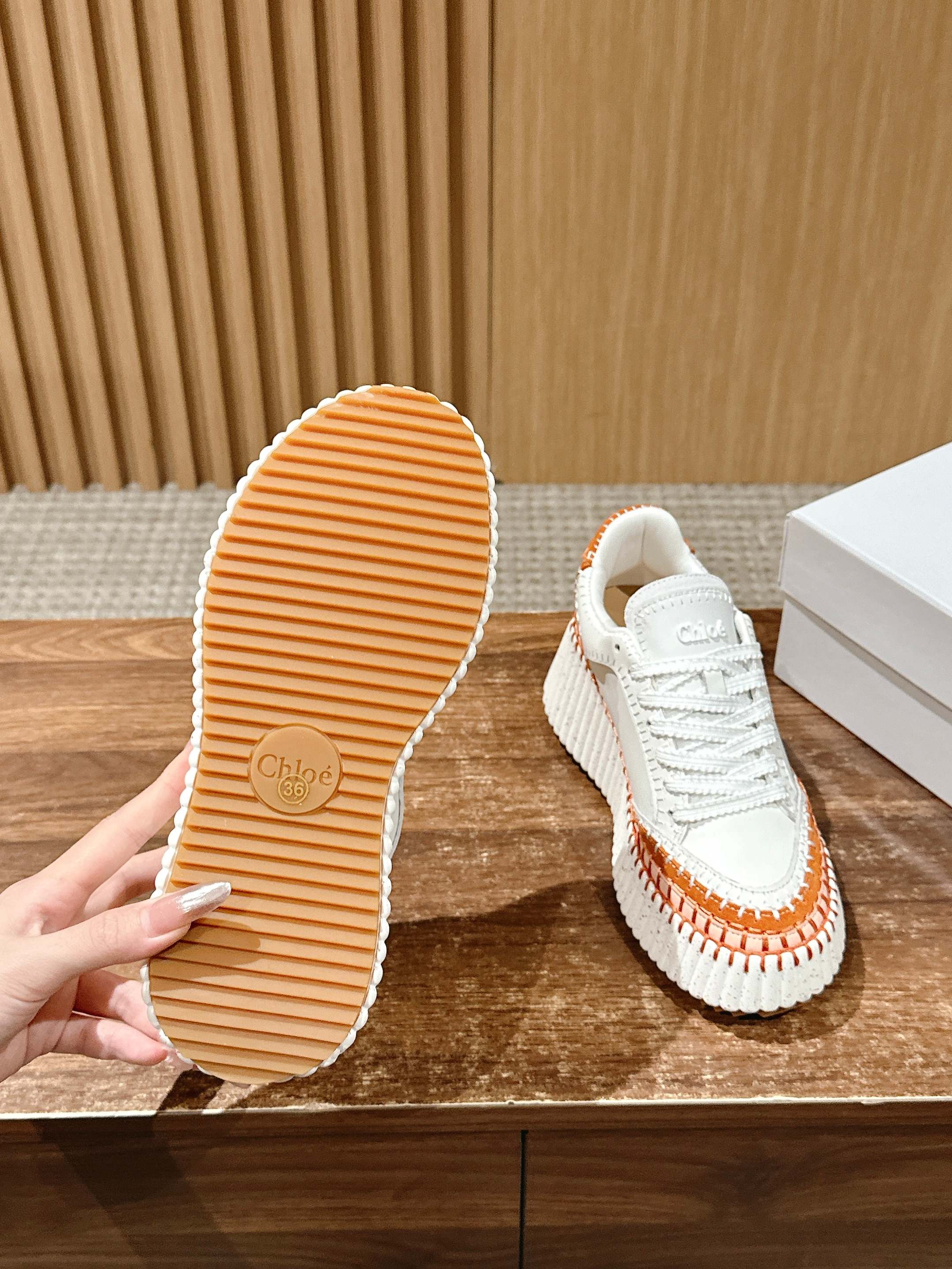 Белые кроссовки Chloe — популярный стиль среди таких знаменитостей, как Джои Юнг, Сон И и Виктория Сон.