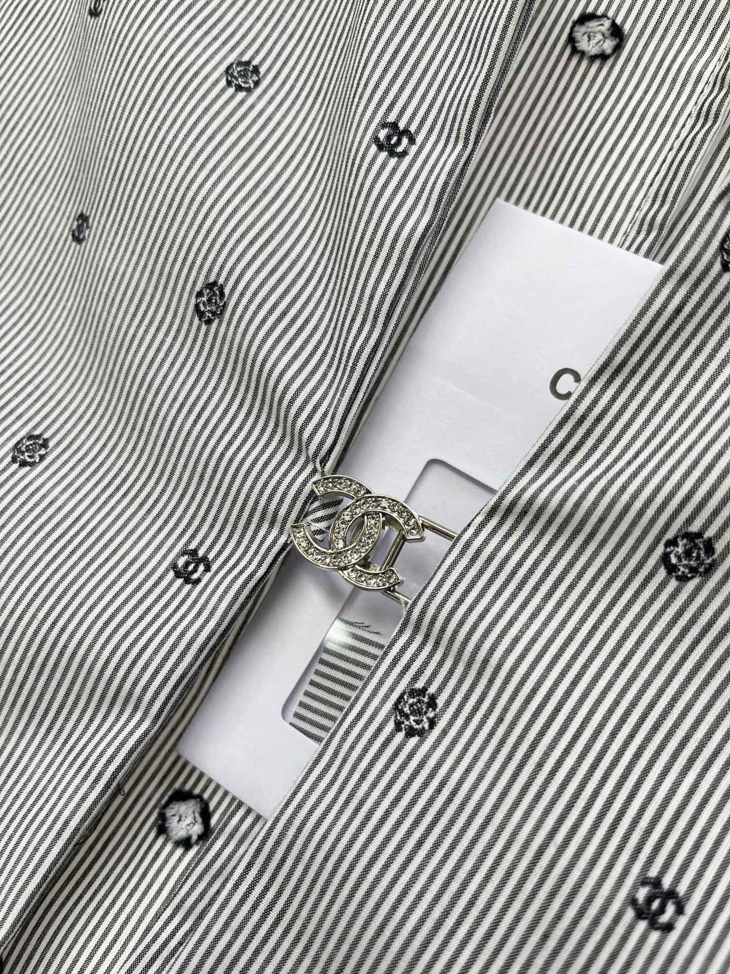 Рубашка Chanel 2403 с вышитой двойной буквой С и камелией.