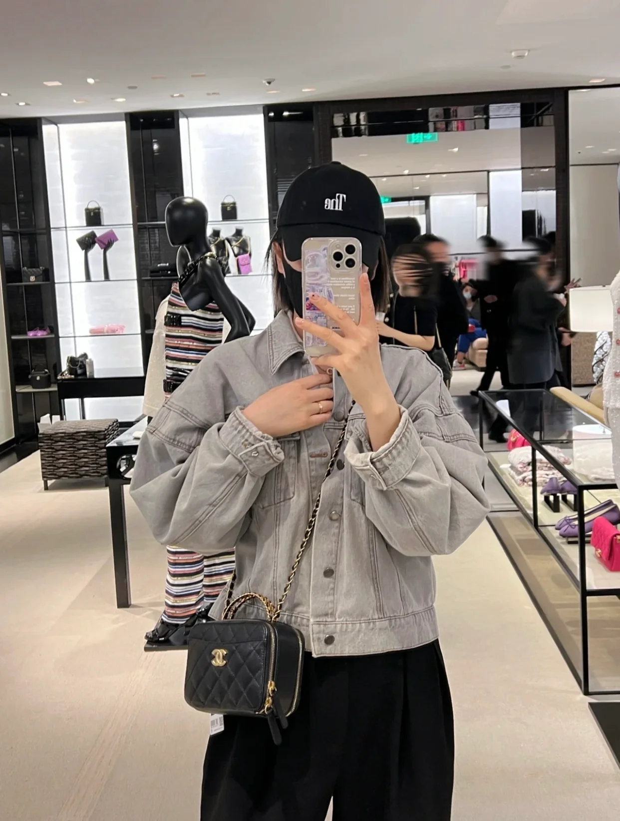 Chanel - Новая сумка-фотоаппарат с ручкой в ??виде буквы - Сумка-коробочка - Фотографии в действии