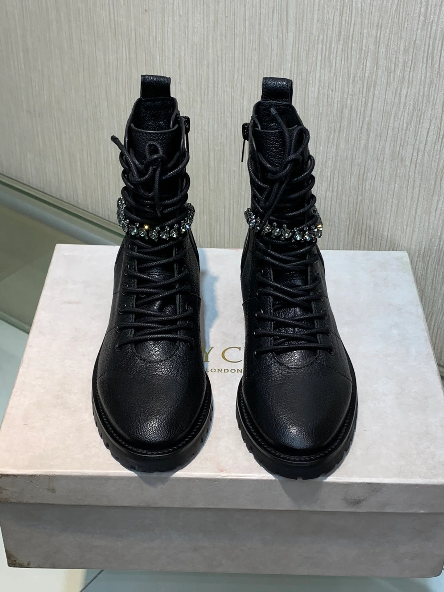 Jimmy - Новинка сезона осень/зима 2022 - Женские сапоги, украшенные стразами Swarovski