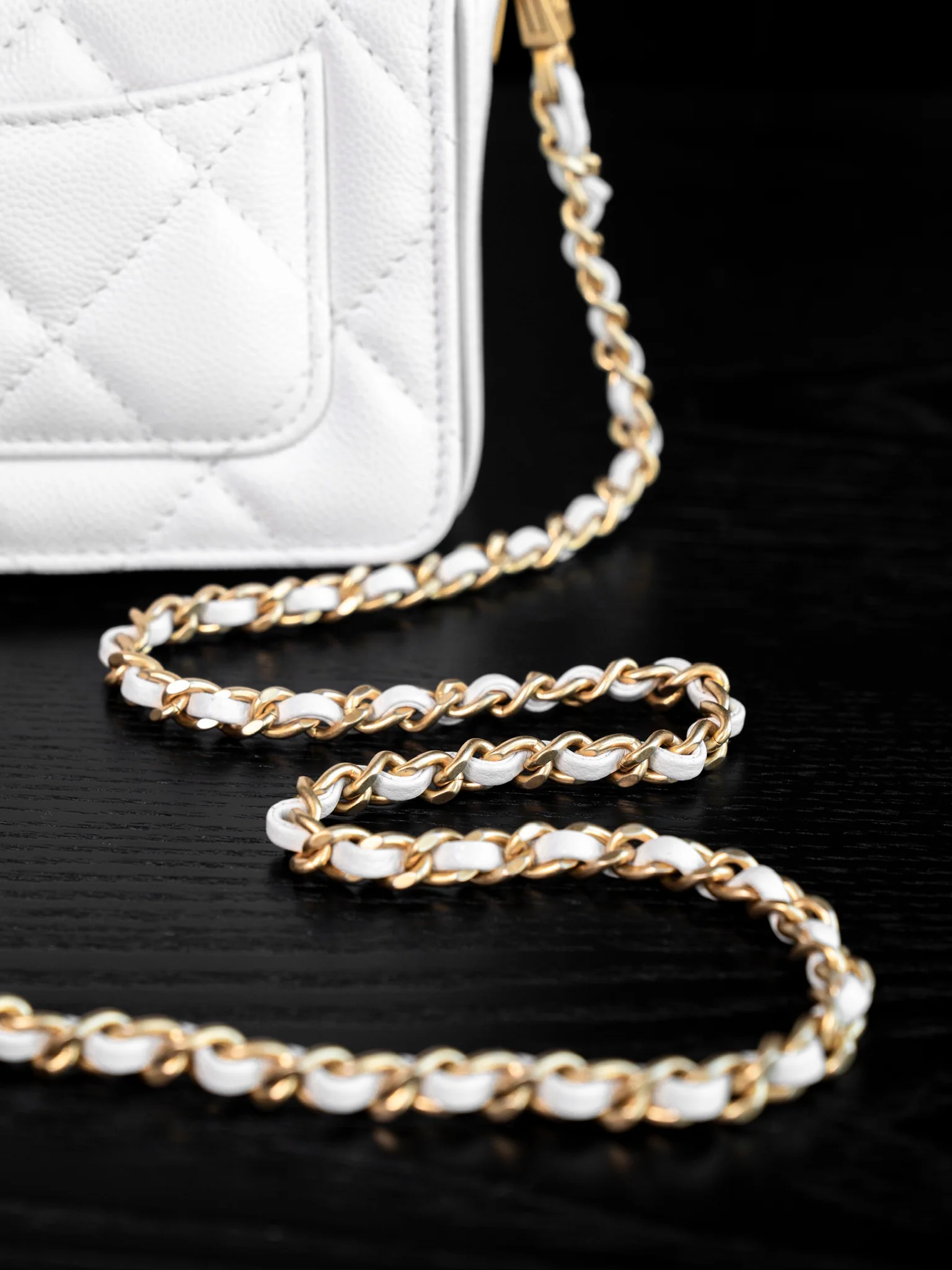 Мини-сумочка Chanel с ручкой и клапаном, белая.