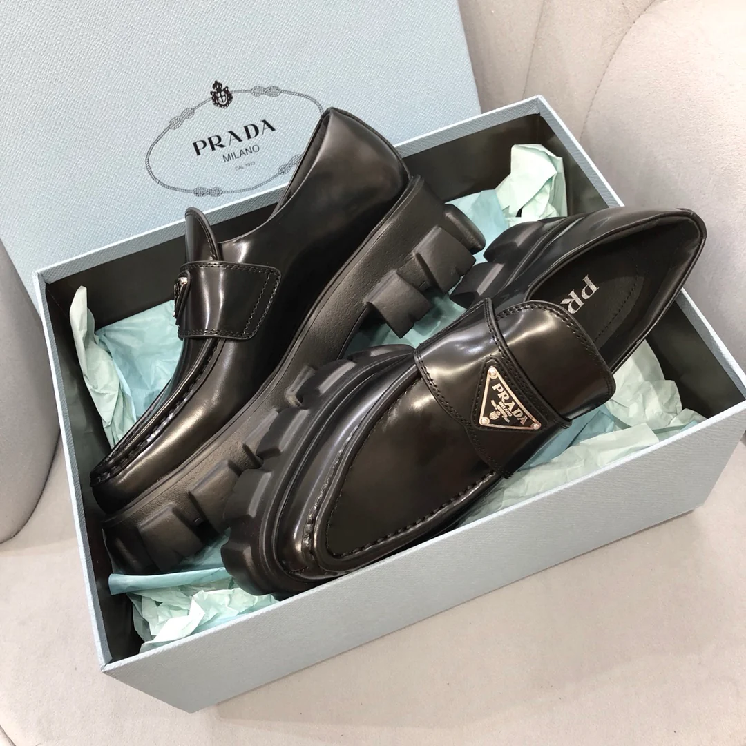 Туфли Prada - черный монолит - лоферы с острым носком