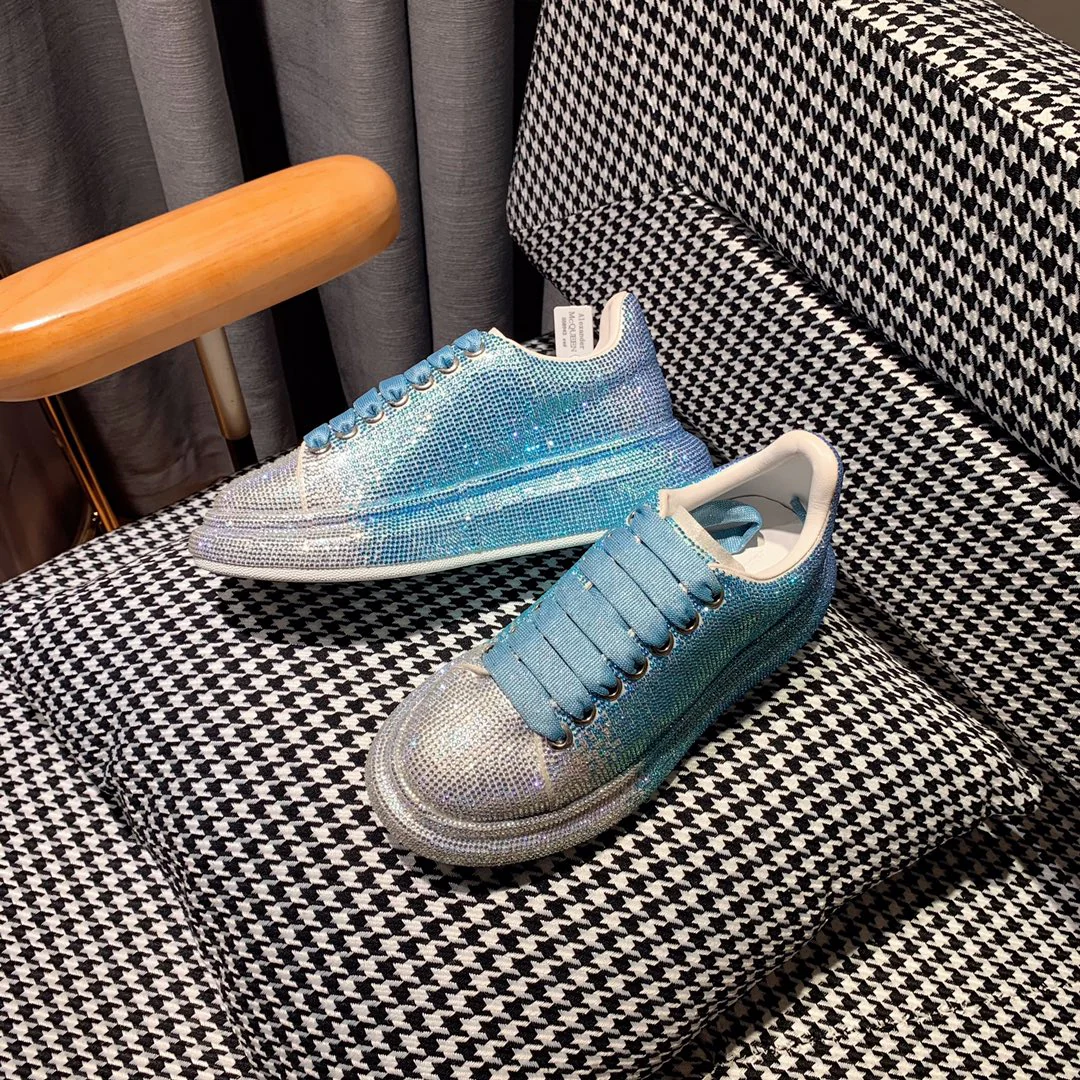 Классические белые кроссовки McQueen — серебристо-голубые с отделкой из страз.