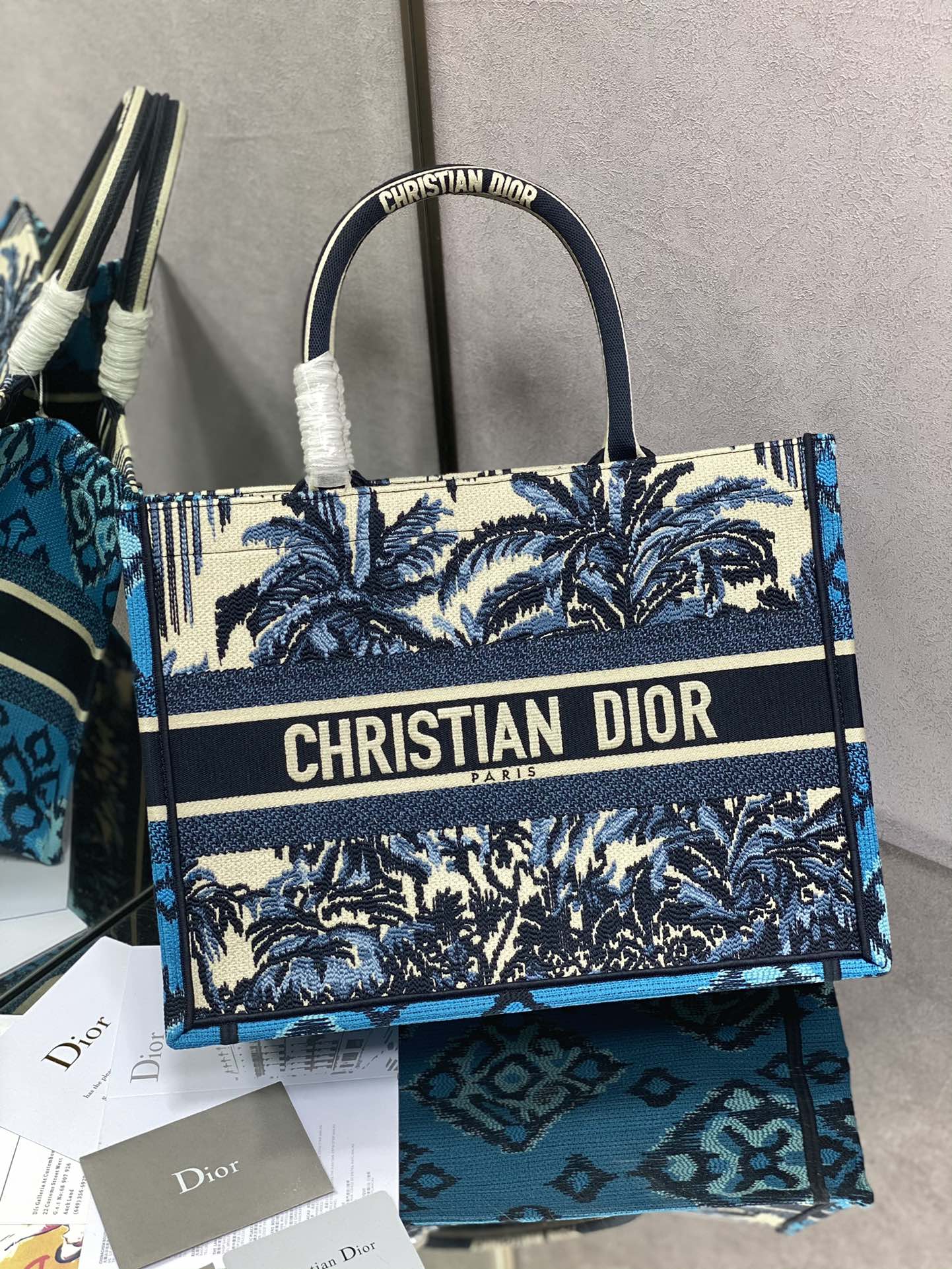 Сумка Dior Book Tote, маленький размер 36-5 см, цвет Summer Coconut Grove.