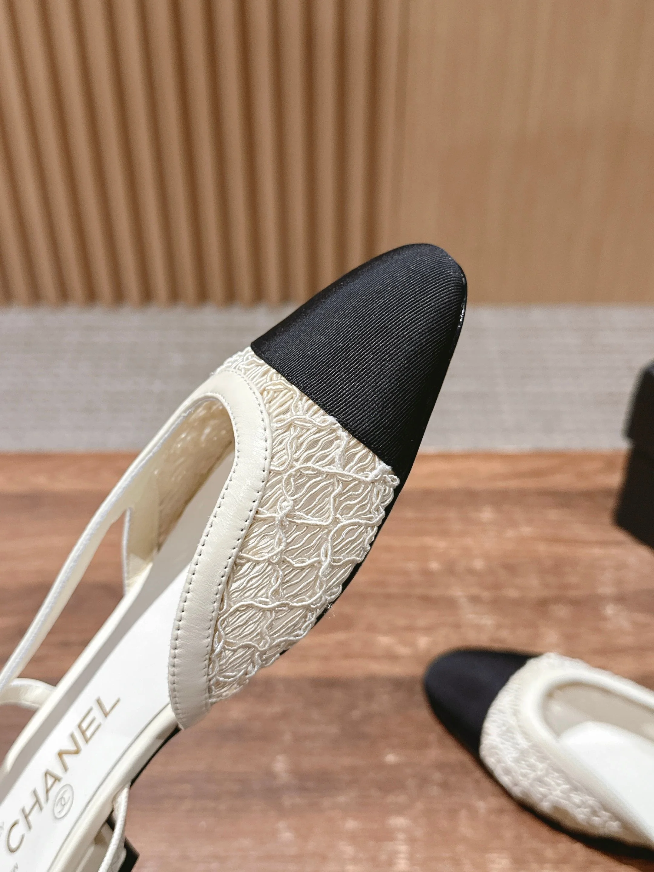 Chanel - Туфли-балетки из кружева и шаньдунского шелка - Белые