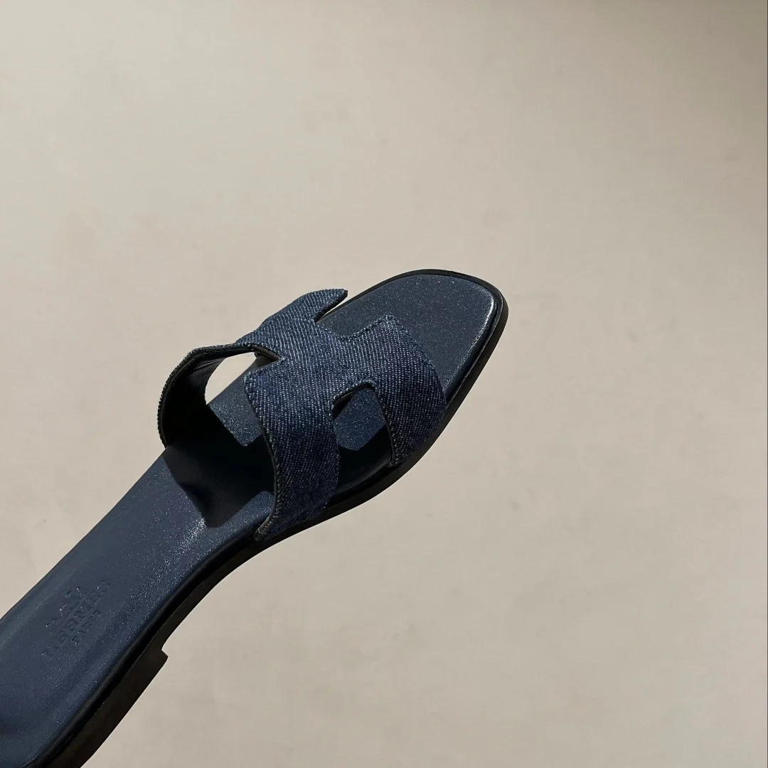 Весенняя коллекция Hermes 2023 — Синие тапочки