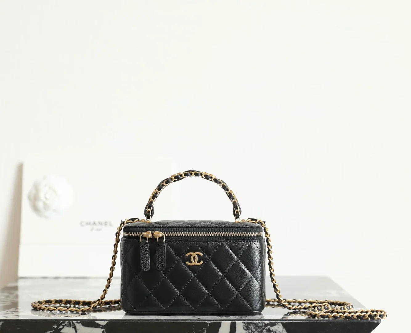 Chanel - ??? - Косметичка с двумя кожаными ручками - ??? - Черная с золотой фурнитурой