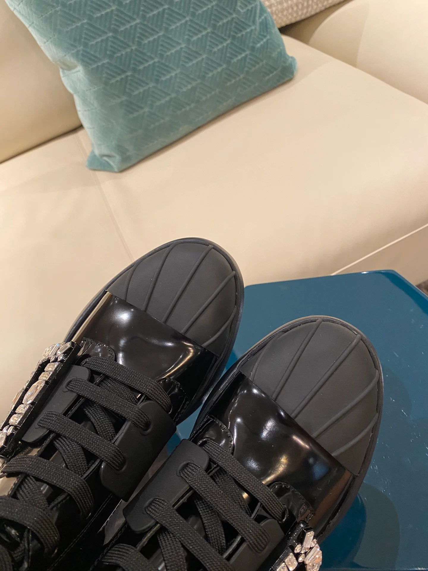 Ботинки прямого кроя с бриллиантовой пряжкой из осенне-зимней коллекции RV21