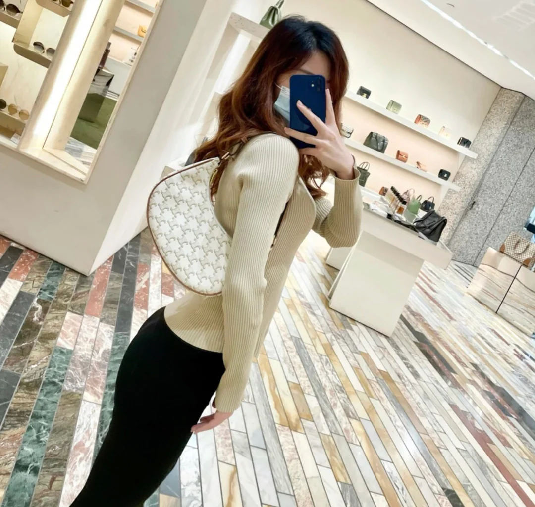 Сумка Celine Ava Triomphe из канваса — белая с монограммой.