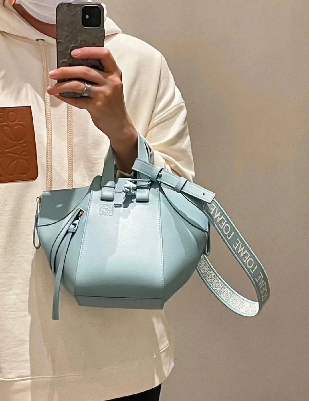 Сумка Loewe Hammock - атласная телячья кожа - маленькая - светло-голубая