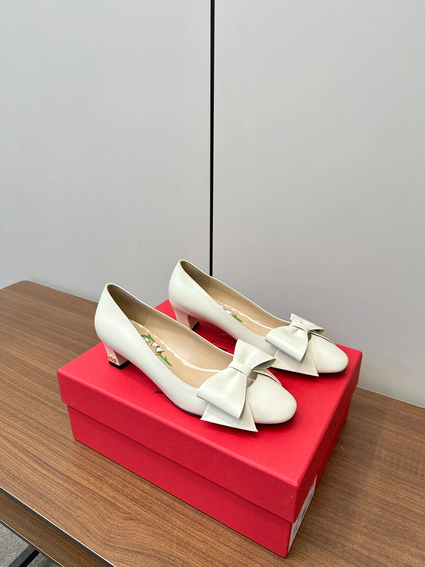 Туфли-бабочки Valentino 2024 - белые