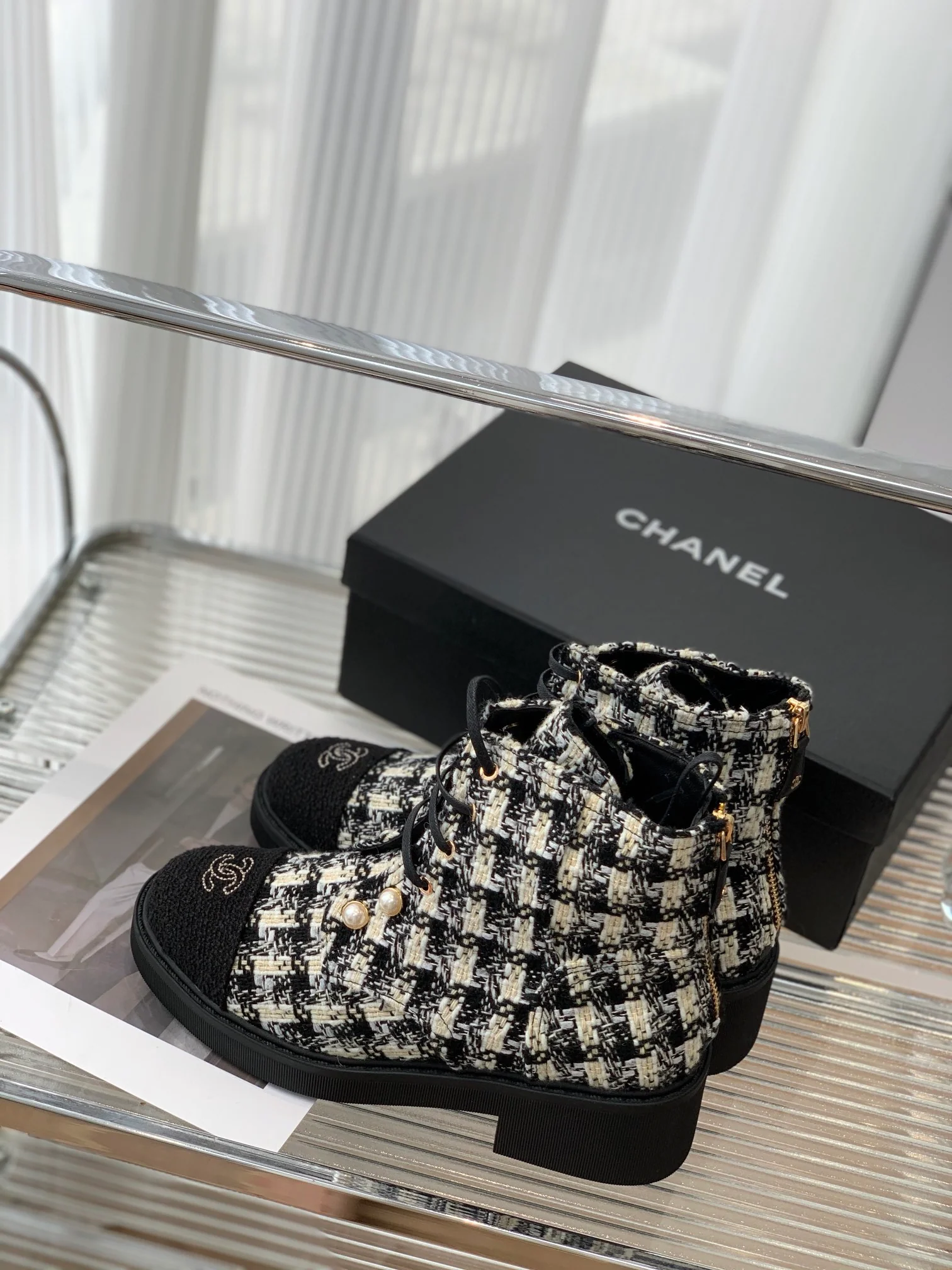 Ботинки Chanel Dr. Martens из шерсти на шнуровке - Высота каблука 4 см - Размеры 35-40