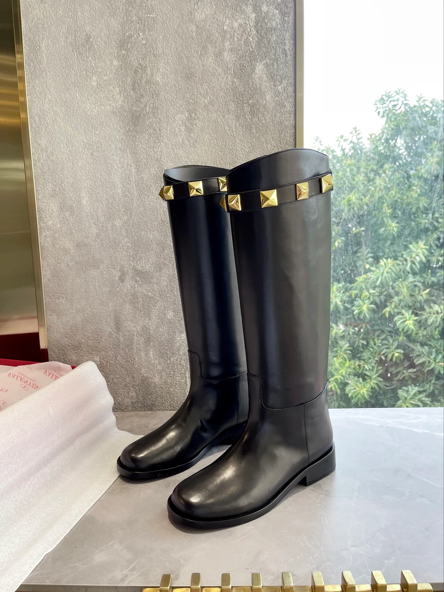 Новинка сезона осень/зима 2022 от Valentino - Уникальная фурнитура с заклепками - Высокие сапоги для верховой езды