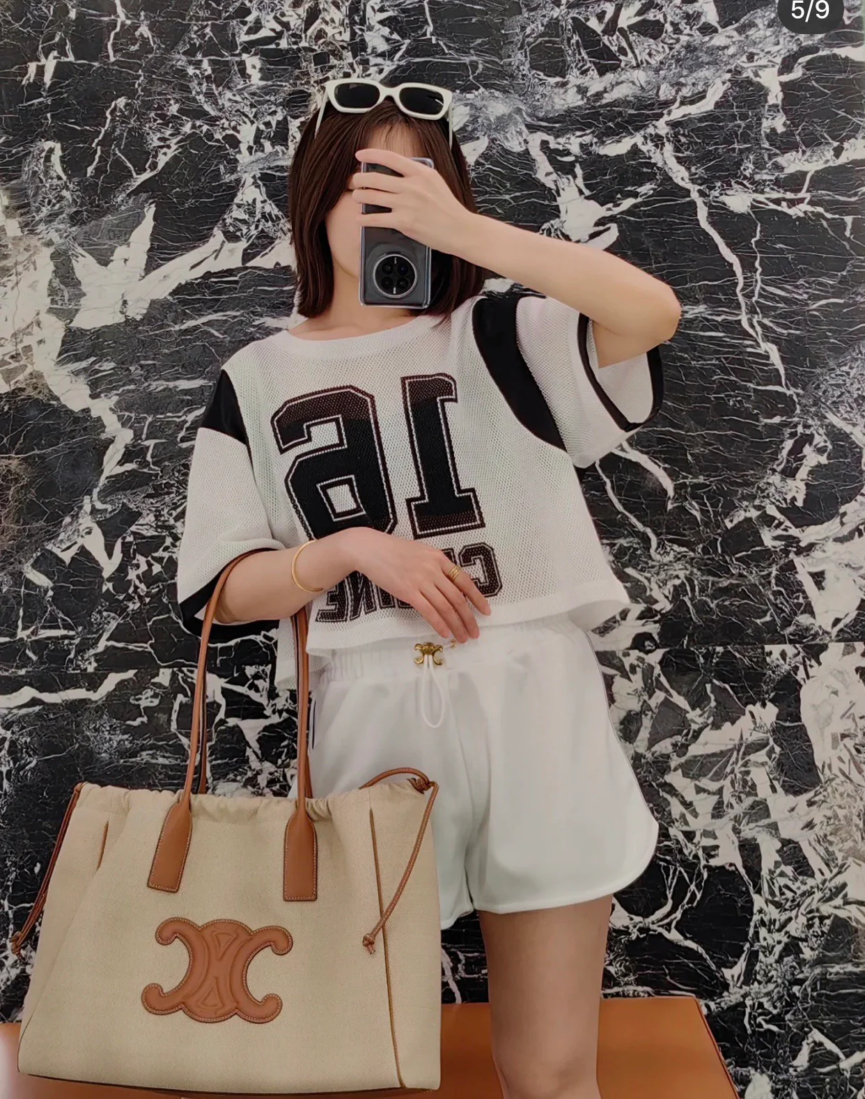 Большая холщовая сумка на завязках Celine Cabas Triomphe.