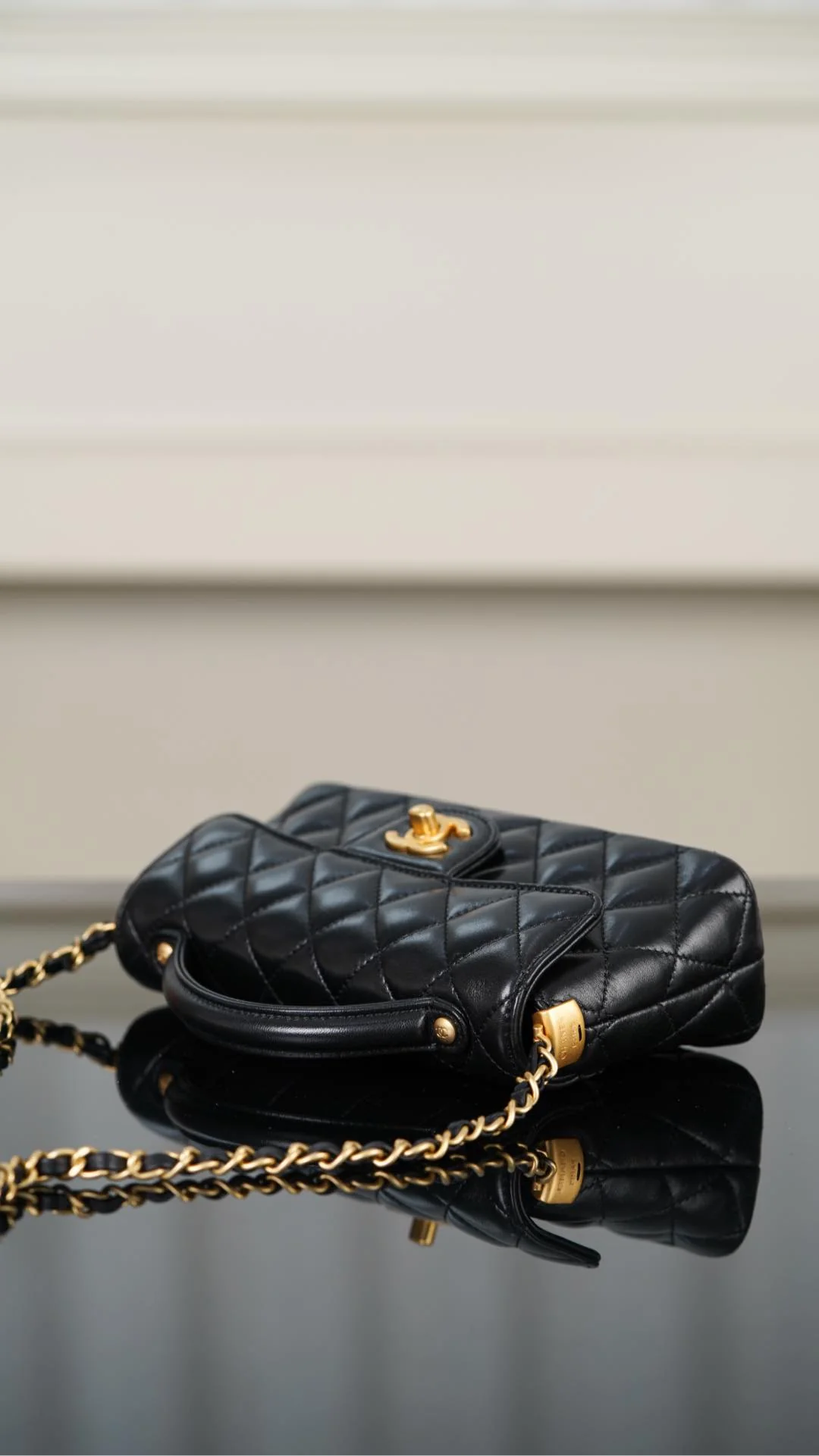 Chanel 25p - Сумка с горизонтальной ручкой и клапаном - Черно-золотая