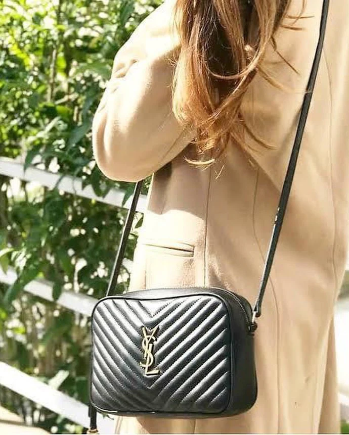 Фотосумка YSL Lou Bag — черная с серебристой фурнитурой.