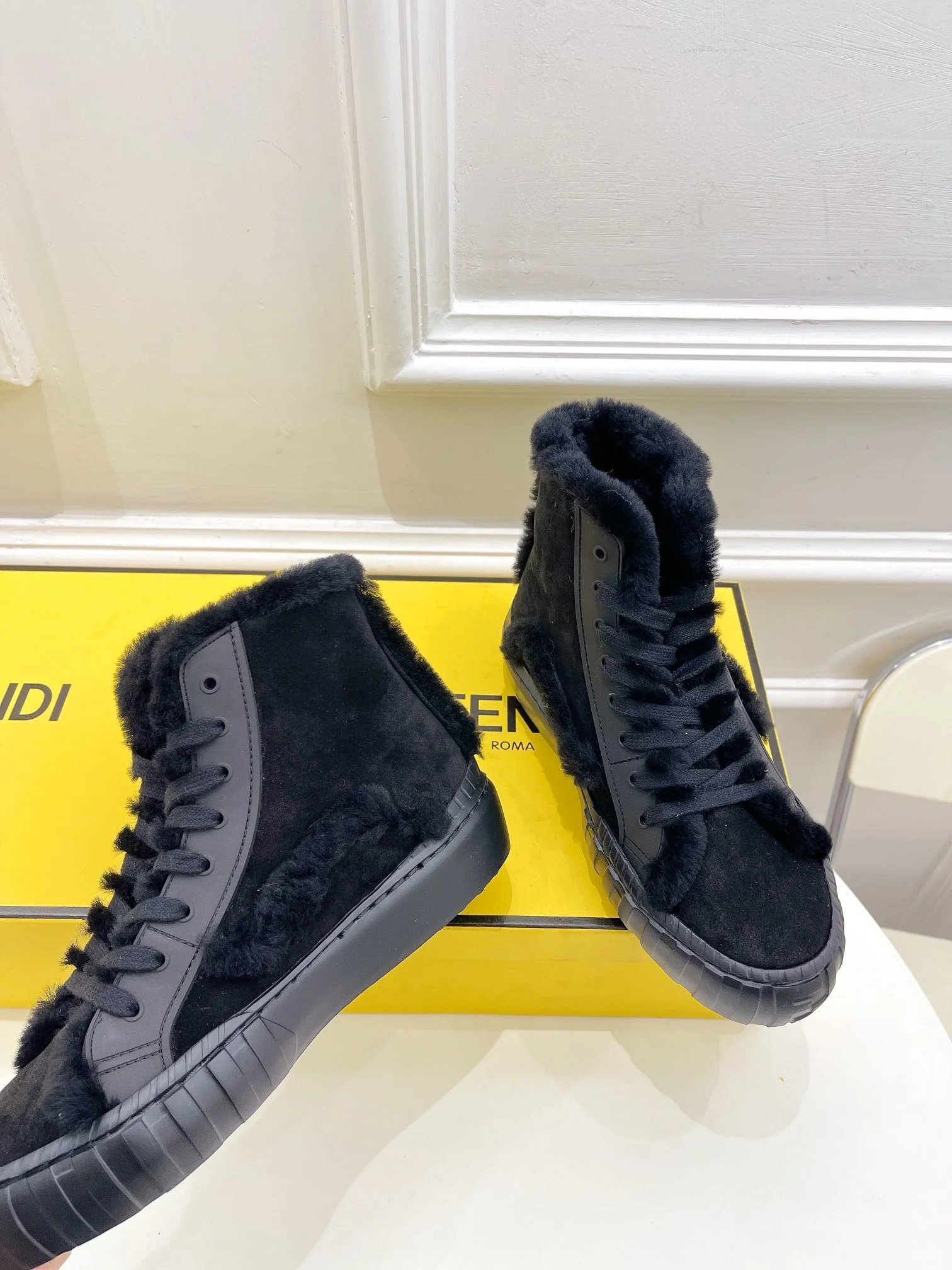 Fendi - Британский стиль - Ботинки Martin на меховой подкладке - Черные