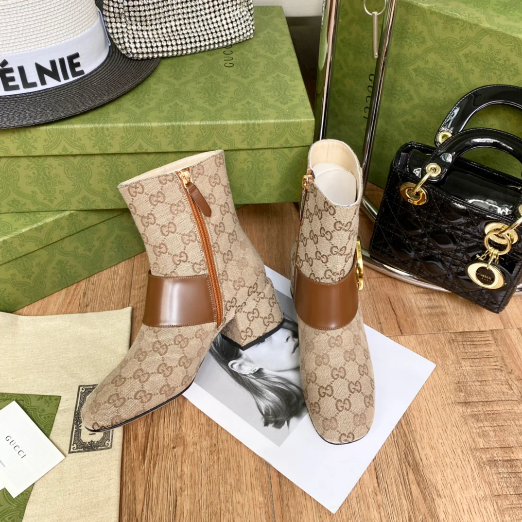 Новинка сезона осень/зима Gucci 22ss - Классические ботильоны с золотой пряжкой - Монограмма - 1