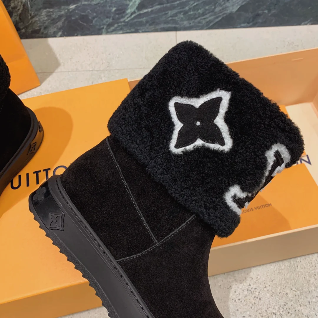Новинка осенне-зимней коллекции LV 2022 — Снежные сапоги из натуральной овчины — Черные