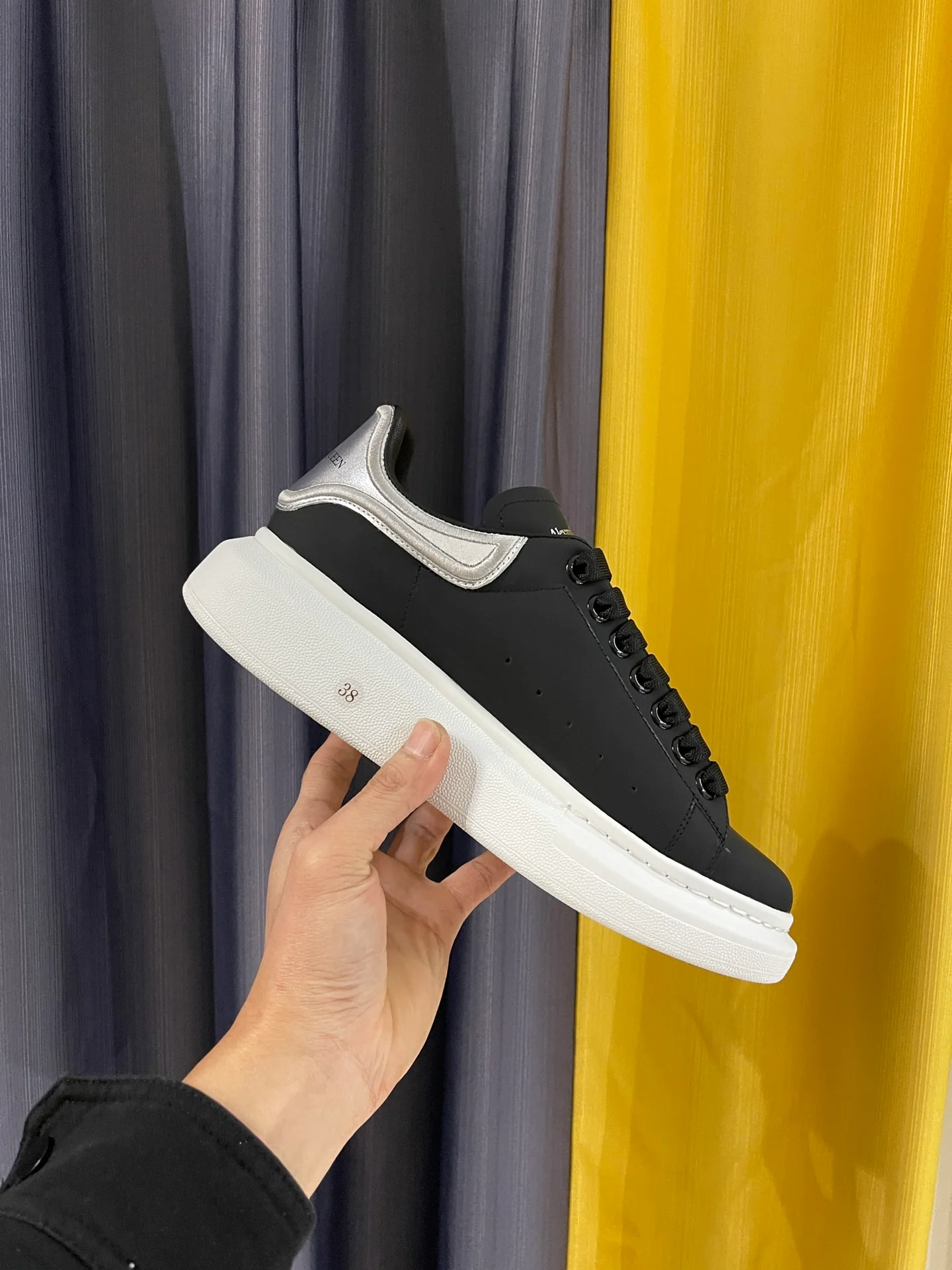 Классические белые кроссовки McQueen - унисекс - черные с вышитой серебристой задней частью - премиум-издание