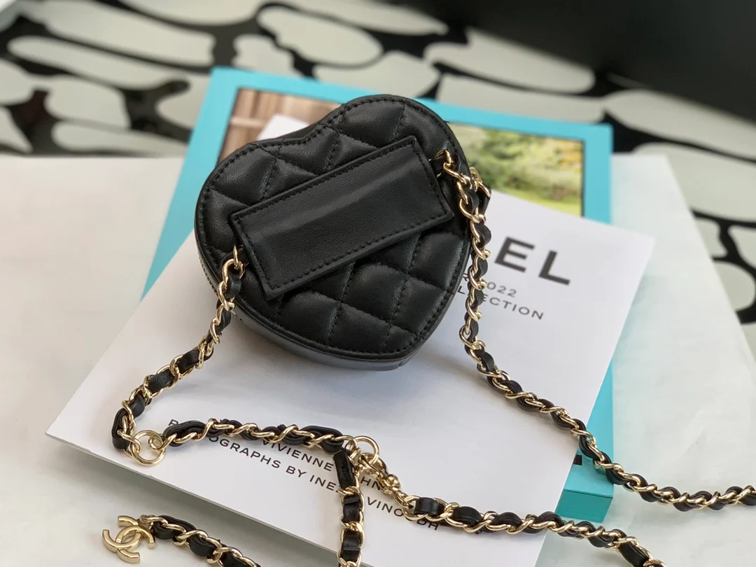 Поясная сумка Chanel с сердечком и стёжкой - 2 шт.